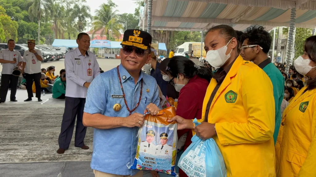3.500 Mahasiswa Palangka Raya Terima Bantuan Pangan Karhutla