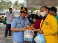 Agustiar Sabran saat pembagian bantuan pangan bagi 3.500 mahasiswa terdampak karhutla di Palangka Raya