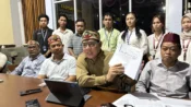 Ahli waris Ibung Bangas bersama LBH DAD Kalteng menunjukkan dokumen cek ganti rugi yang dilaporkan ke Polda Kalteng.