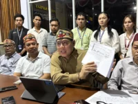 Ahli waris Ibung Bangas bersama LBH DAD Kalteng menunjukkan dokumen cek ganti rugi yang dilaporkan ke Polda Kalteng.