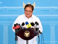 Airlangga Hartarto menyampaikan keterangan pers terkait rekening bank masyarakat
