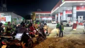 Antrean kendaraan di SPBU saat kebijakan ganjil genap BBM subsidi diberlakukan di Sulawesi Selatan