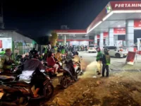 Antrean kendaraan di SPBU saat kebijakan ganjil genap BBM subsidi diberlakukan di Sulawesi Selatan