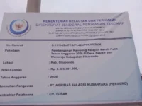 Kondisi aset Dinas Perikanan Kabupaten Situbondo yang telah dibongkar di kawasan pembangunan Kampung Nelayan Merah Putih, Wonorejo. Tim Aset BKAD Situbondo menyatakan belum melakukan taksasi terhadap aset bongkaran tersebut.