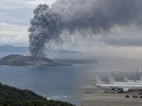 Erupsi Anak Krakatau menyemburkan kolom abu vulkanik dan mengganggu aktivitas penerbangan.