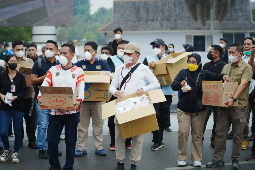 Pemprov Kalteng Bagikan 750 Ribu Masker KN95, Air Bersih dan Vitamin Relawan Karhutla