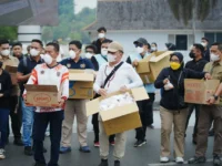 Gubernur Agustiar Sabran bersama wartawan membagikan masker KN95 kepada masyarakat di Palangka Raya