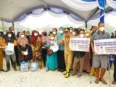 Gubernur Kalteng Agustiar Sabran menyerahkan KHBS dan bantuan kepada warga terdampak karhutla di Petuk Katimpun Palangka Raya