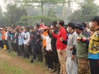 Gubernur Kalteng Agustiar Sabran menyerahkan bantuan pangan kepada 324 relawan karhutla