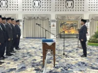 Gubernur Kalteng Agustiar Sabran melantik lima pejabat Eselon II di Istana Isen Mulang