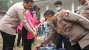 Kapolres Barsel AKBP Eko Mardianto bersama jajaran menyalurkan air bersih dan memberikan pemeriksaan kesehatan kepada warga Desa Lembeng, Barito Selatan.