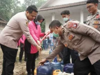 Kapolres Barsel AKBP Eko Mardianto bersama jajaran menyalurkan air bersih dan memberikan pemeriksaan kesehatan kepada warga Desa Lembeng, Barito Selatan.