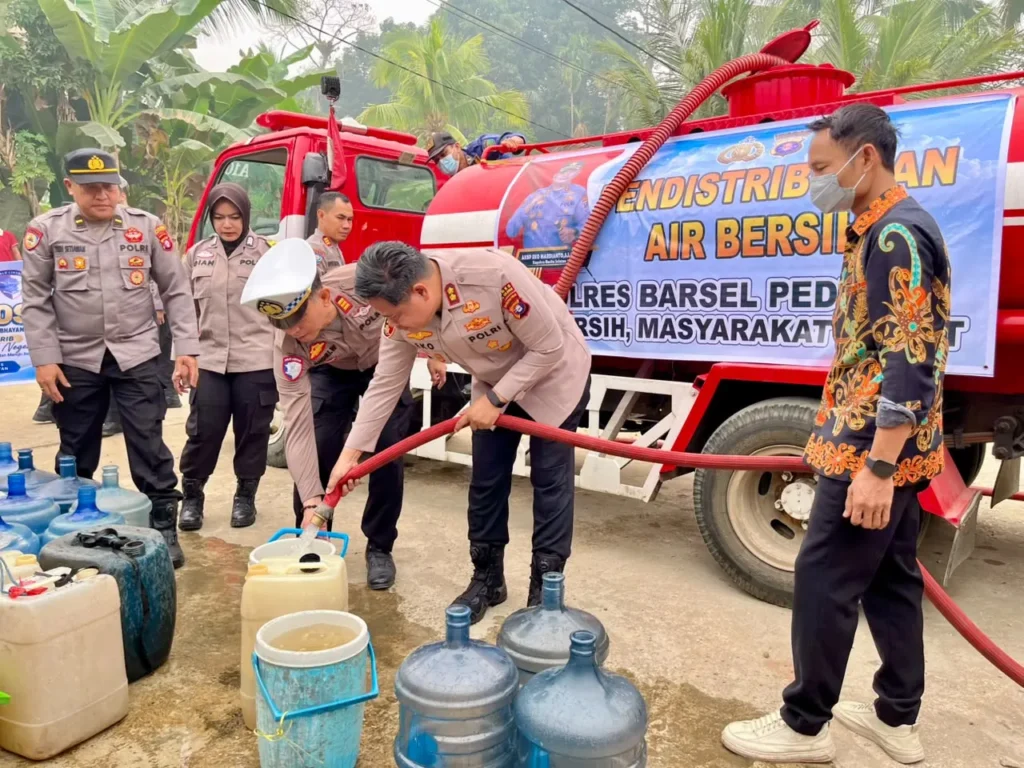 Polres Barsel Distribusikan Air Bersih untuk Warga Terdampak Kekeringan