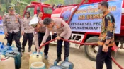 Kapolres Barsel AKBP Eko Mardianto menyalurkan air bersih kepada warga Desa Danau Ganting