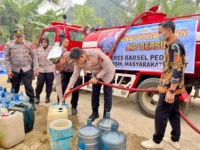 Kapolres Barsel AKBP Eko Mardianto menyalurkan air bersih kepada warga Desa Danau Ganting