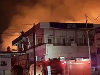 Petugas memadamkan kebakaran gudang produk Indofood di Jalan G. Obos Palangka Raya