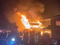 Kobaran api membakar rumah dan kios di kawasan pasar Kampung Bapouda, Distrik Paniai Timur, Papua Tengah
