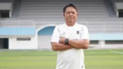 Pelatih Isenmulang Kalteng FC Mundari Karya memberikan keterangan setelah pertandingan melawan Bhayangkara Presisi Lampung FC