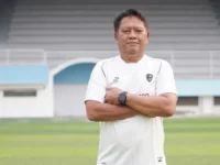 Pelatih Isenmulang Kalteng FC Mundari Karya memberikan keterangan setelah pertandingan melawan Bhayangkara Presisi Lampung FC