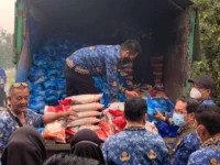 Penyaluran 4.000 paket bantuan pangan kepada ASN Pemprov Kalteng di tengah karhutla