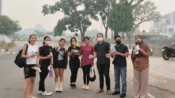 Personel Densus 88 Satgaswil Kalteng membagikan masker kepada masyarakat Palangka Raya di tengah kabut asap karhutla.