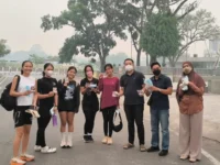 Personel Densus 88 Satgaswil Kalteng membagikan masker kepada masyarakat Palangka Raya di tengah kabut asap karhutla.