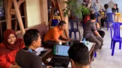 Petugas Disdukcapil Palangka Raya membantu warga aktivasi IKD melalui Program JEBOL di Kelurahan Menteng.