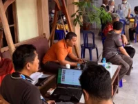 Petugas Disdukcapil Palangka Raya membantu warga aktivasi IKD melalui Program JEBOL di Kelurahan Menteng.