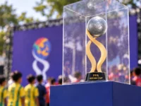 Trofi FIFA ASEAN Cup 2026 berwarna perak dan emas dengan tulisan FIFA ASEAN CUP pada bagian dasar