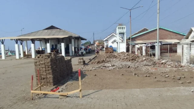 Material hasil pembongkaran aset Dinas Perikanan Situbondo yang masih menunggu proses taksasi dan lelang