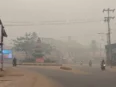 Kabut asap pekat menyelimuti Ampah Barito Timur akibat karhutla September 2026