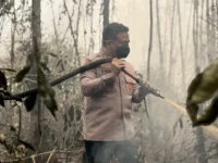Kapolres Barsel AKBP Eko Mardianto memadamkan karhutla di Dusun Selatan Barito Selatan