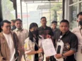 Natasya bersama kuasa hukum Jefriko Seran memegang surat penerimaan laporan dugaan pelecehan di Polda Kalteng