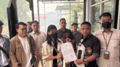 Natasya bersama kuasa hukum Jefriko Seran memegang surat penerimaan laporan dugaan pelecehan di Polda Kalteng