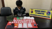 NR bersama 27 paket diduga sabu seberat 366 gram yang diamankan Polresta Palangka Raya