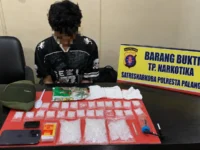 NR bersama 27 paket diduga sabu seberat 366 gram yang diamankan Polresta Palangka Raya