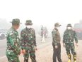 Pangdam XXII Tambun Bungai memimpin penanganan karhutla di Sambang Lihum dengan metode pembalikan tanah gambut menggunakan alat berat.