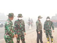 Pangdam XXII Tambun Bungai memimpin penanganan karhutla di Sambang Lihum dengan metode pembalikan tanah gambut menggunakan alat berat.