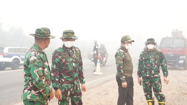 Pangdam XXII Tambun Bungai memimpin penanganan karhutla di Sambang Lihum dengan metode pembalikan tanah gambut menggunakan alat berat.