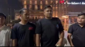 Koordinator aksi, Afan Safrian, bersama sejumlah pemuda saat menyampaikan aspirasi terkait penanganan kebakaran hutan dan lahan (karhutla) di Kalteng di depan hotel di Palangka Raya Mendesak Menhut Raja Juli Dicopot