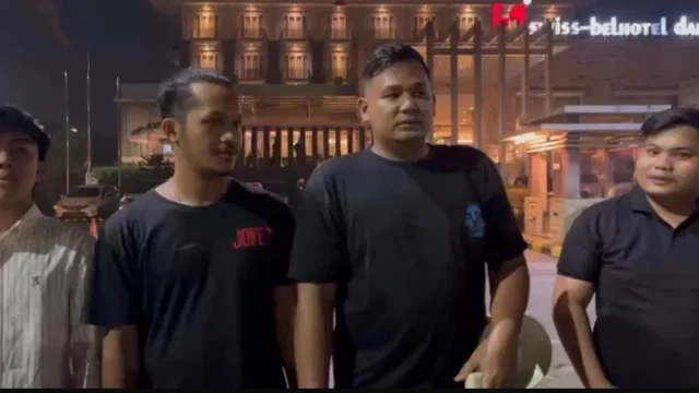 Koordinator aksi, Afan Safrian, bersama sejumlah pemuda saat menyampaikan aspirasi terkait penanganan kebakaran hutan dan lahan (karhutla) di Kalteng di depan hotel di Palangka Raya Mendesak Menhut Raja Juli Dicopot