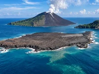 Gunung Anak Krakatau di Selat Sunda mengalami perubahan bentuk akibat aliran lava yang membentuk daratan baru.