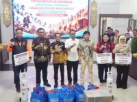 OJK Kalteng, BI Kalteng, dan industri jasa keuangan menyerahkan bantuan penanganan karhutla kepada Pemko Palangka Raya.