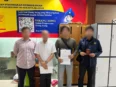 Petugas Imigrasi mengawal warga negara Thailand berinisial PV saat proses deportasi melalui Bandara Soekarno-Hatta.