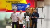 Petugas Imigrasi mengawal warga negara Thailand berinisial PV saat proses deportasi melalui Bandara Soekarno-Hatta.