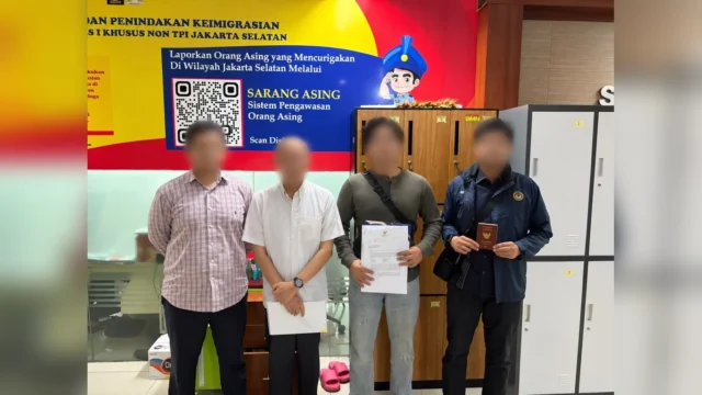 Petugas Imigrasi mengawal warga negara Thailand berinisial PV saat proses deportasi melalui Bandara Soekarno-Hatta.