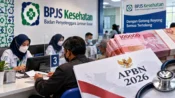 Petugas melayani peserta BPJS Kesehatan di kantor cabang saat pemerintah menyiapkan tambahan anggaran Rp20 triliun untuk mendukung pembiayaan JKN.