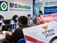 Petugas melayani peserta BPJS Kesehatan di kantor cabang saat pemerintah menyiapkan tambahan anggaran Rp20 triliun untuk mendukung pembiayaan JKN.