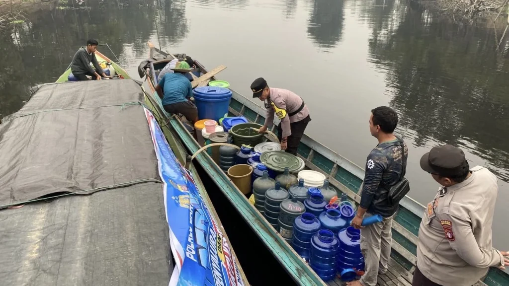 Polisi Susuri Sungai Salurkan Air Bersih untuk Warga Dusun Hilir Barito Selatan
