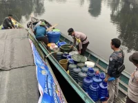 Polisi menyalurkan air bersih menggunakan kelotok kepada warga Desa Batampang, Kecamatan Dusun Hilir, Barito Selatan.